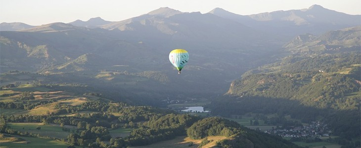 Vol en montgolfière avec oiseaux